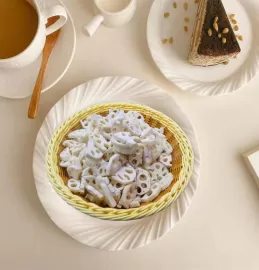 Cut the lotus root into 1/2 slices