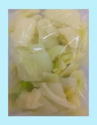 Cut instant Chinese cabbage into chunks