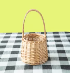 Round wicker basket, honey color