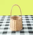 Round wicker basket, honey color